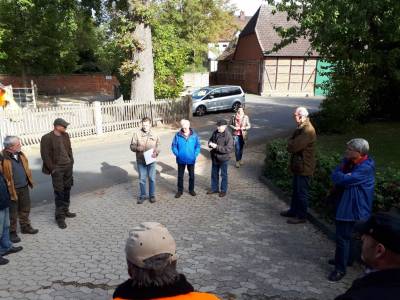 Begrüßung der Teilnehmer der Schwicheldter Feldrundfahrt durch CDU-Ortsvorsitzenden Christian Bartscht.
Rechts Christoph Plett sowie Günter Schmidt, Ortsbürgermeister von Essinghausen/Duttenstedt.
