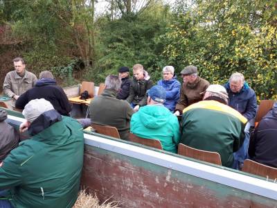 Christian Bartscht und seine Zuhörer am "Geotop Tunkuhle Vöhrum/Schwicheldt".