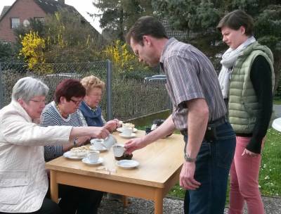 "CDU hört zu" am 9.April 2016.
Christian Bartscht und Juliana Almeling bewirten Gäste mit Kaffee und Kuchen.