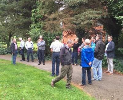 Ortsrundgang: Christian Bartscht erläutert Überlegungen zu einem zentralen Dorfplatz an der St.Florian-Straße.