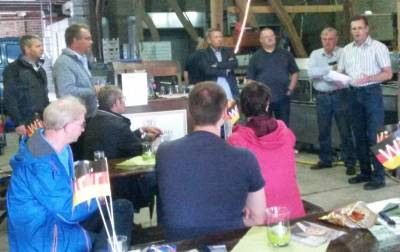 Christian Bartscht begrüßt die frühen Gäste, die vorab zum Ortsrundgang gekommen sind.