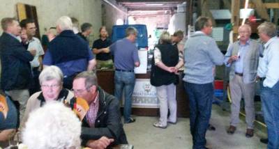 Gespräche an der Theke.