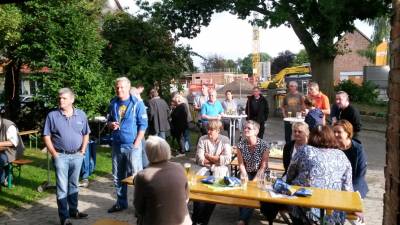 Gäste hören Christian Bartscht bei der Begrüßung zu.