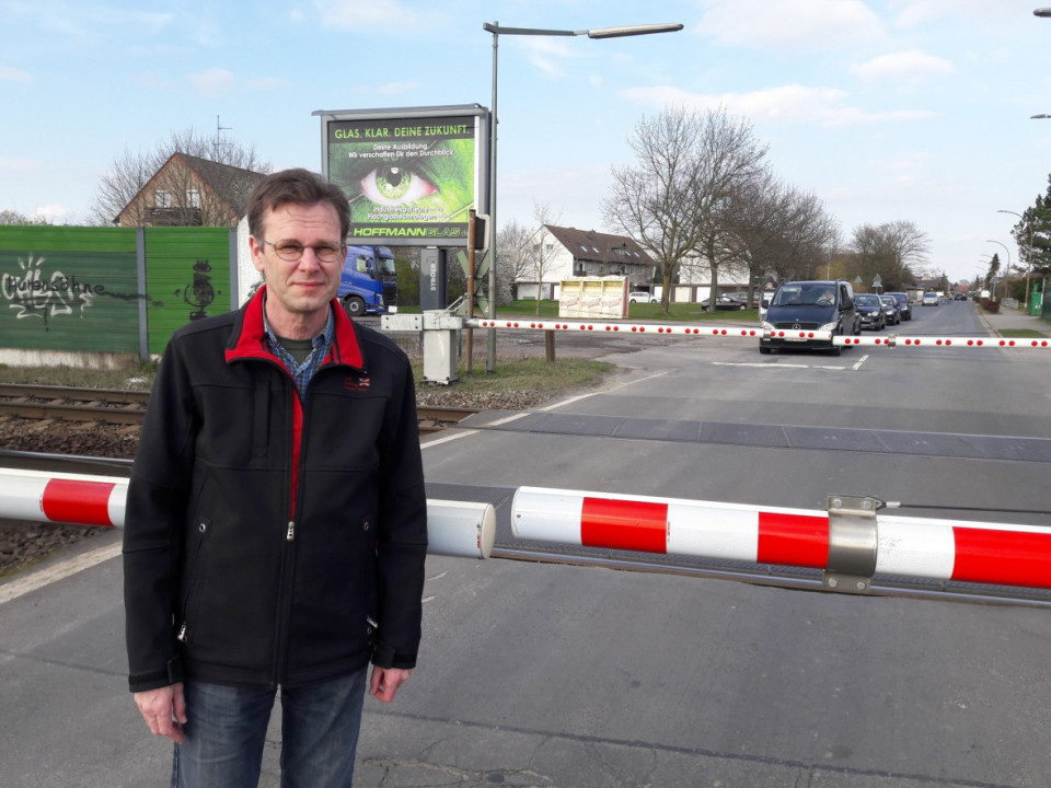 Christian Bartscht am Vhrumer Bahnbergang, der fr viele Schwicheldter und andere auf dem Weg zu Fachrzten, Fachgeschften, zur IGS u.a.m. oft zur nervigen Geduldsprobe wird.