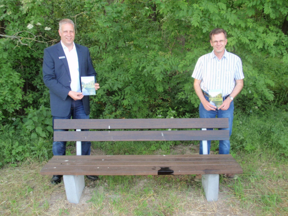 Ulf Semmler, HGP-Geschftsstellenleiter Peine-Sd (links), und Christian Bartscht, Ortsbrgermeister aus Schwicheldt mit der Broschre zur Dorfentwicklung