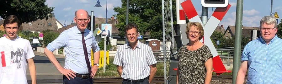 Schwicheldts Ortsbrgermeister Christian Bartscht (Mitte) erlutert der Bundestagsabgeordneten Ingrid Pahlmann 2.v.r.) und dem Landtagsabgeordneten Christoph Plett (2.v.l.) zusammen mit Vertretern der Vhrumer CDU die Lage vor Ort.