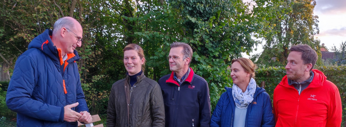 Im Gesprch miteinander und mit ihren Schwicheldter Mitbrgern (v.lks.): Landtagsabgeordneter Christoph Plett, Juliana Almeling (Ortsrat), Christian Bartscht (Ortsbrgermeister), Sonja Tid0w (Ortsrat) und Jasper Betz (Stadtrat).