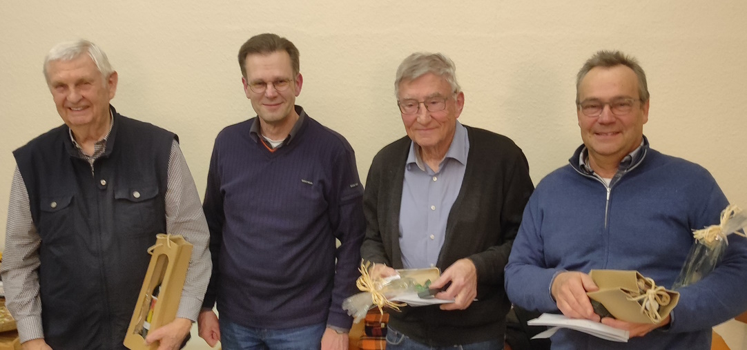 Ehrungen bei der Schwicheldter CDU-Versammlung fr langjhrige Parteizugehrigkeit: Ortsvorsitzender Christian Bartscht (2.v.lks.) dankte Wolfgang Stock, Christoph Reese und Friedrich Busch (v.lks.)