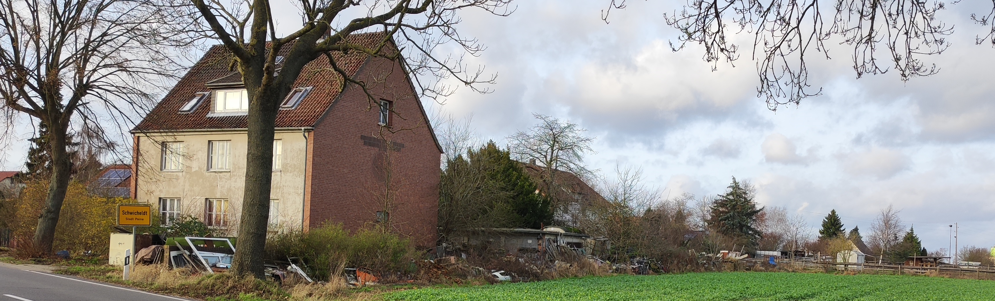 Seit Jahren beschmender erster Eindruck von Schwicheldt am Ortseingang.