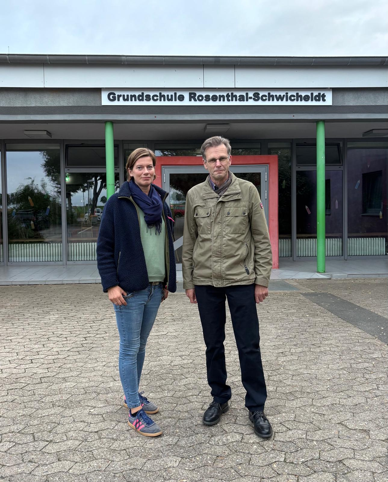 Juliana Almeling und Christian Bartscht setzen sich fr unsere Grundschule ein.