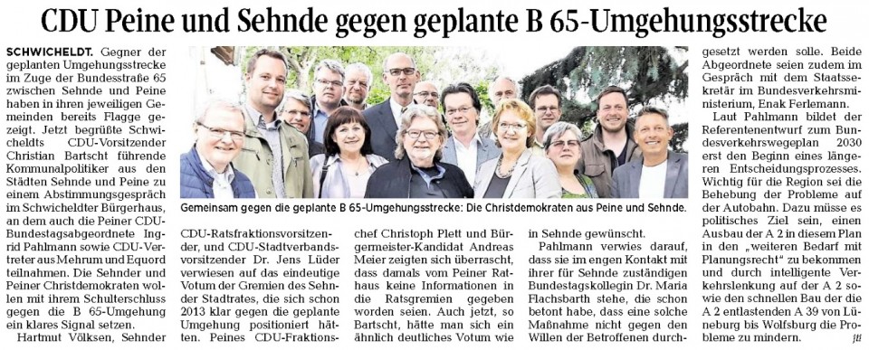 Christian Bartscht (4.v.rechts) begrt Kommunalpolitiker aus Peine und Sehnde im Schwicheldter Brgerhaus.